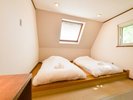 寝室B(1F) 小上がり+マットレス+布団が2床あります。