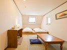 寝室B(1F) 小上がり+マットレス+布団が2床あります。