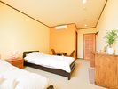 寝室C(2F) 2ベッドのお部屋です。全室共通でユニットバス、トイレがお部屋にあります。写真奥がユニット。