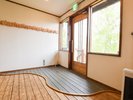 玄関入ってすぐの入り口です。スリッパをご用紙していますので、履き替えていただけます。