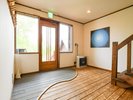 玄関入ってすぐの入り口です。スリッパをご用紙していますので、履き替えていただけます。