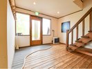 玄関入ってすぐの入り口です。スリッパをご用紙していますので、履き替えていただけます。