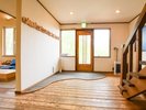 玄関入ってすぐの入り口です。スリッパをご用紙していますので、履き替えていただけます。