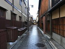 京都市東山区祇園の風情ある中路