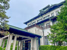 【本館】エントランススロープから見上げた本館
