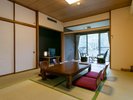 1階の10畳和室は3面に窓があり開放的なお部屋になっております。
