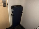 デラックスルームにはズボンプレッサーを備え付けております