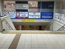 改札をまっすぐ進んで階段を下りて下さい