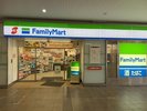 正面にファミリーマートが見えますので左手にお進みください