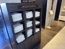 ガウンはお部屋にはございません。ロビーよりお取りくださいませ