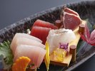 【土地の恵み会席】秋(2026年9月〜11月)お造り 勝浦港水揚げ生まぐろ2種と紀州産本日の水揚げ2種