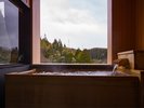 山々の四季を眺望できる露天風呂