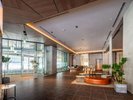 【エントランス】<1F>上品で明るい空間でゲストをお迎えするエントランスロビー