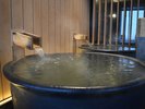 【スカイスパ】<25F>男湯 一人風呂気分を味わえる、源泉掛け流しの贅沢な壺湯