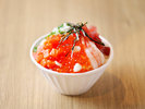 【朝食】お好みの海鮮を自由に盛り付けて、自分だけの海鮮丼に。北海道の新鮮な海の幸をご堪能ください