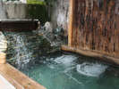 男性大浴場「離れの湯」桜を枕木にした露天風呂