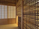 竹小舞・土壁に囲まれた静謐な空間