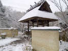 雪景色の茅葺き門