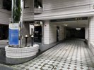 写真右手がホテル敷地内の駐車場となります(先着順、予約不可)
