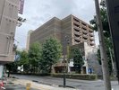 ホテル駐車場が満車時は、ホテルを出て左手の茶色い建物が目印の三井リパークをご案内しております。