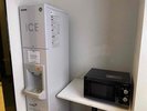 2階自販機コーナーに製氷機や電子レンジをご用意しております。