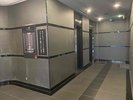 フロントロビーは2階にありますので、1階からはエレベーターもしくは階段をご利用ください。