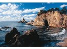 日本海の荒波によって形成された笹川流れ。夏は海水浴で賑わいます。