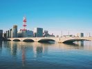 水の都、新潟のシンボル万代橋。当館から徒歩5分ほどです。