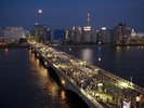古町から万代橋を渡る民謡流し。