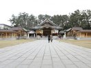 鳥居の奧は約100メートルにもおよぶ参道が続く荘厳な雰囲気の新潟縣護國神社。