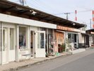 古い町並みを活かした沼垂テラス。飲食店や雑貨店が並びます。