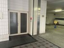 ホテル屋内駐車場からは、この扉を開けてエレベーターに直通ですので雨に濡れず安心。