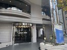 1階エントランスは大きな屋根があり、お待ち合わせに最適です。