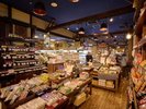新潟といえば地酒。新潟駅のぽんしゅ館では試飲をしながらお土産が選べます。