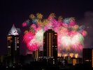 新潟まつりの最終日は、なんといっても新潟花火。信濃川沿いに観覧席が設けられます。