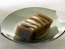 佐渡の郷土料理いごねり。日本海沿岸で採れるえご草(いご草)という海藻を練り固めた、ヘルシー郷土料理。