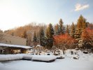白銀の山々と中庭の雪景色をおたのしみください