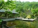 中庭/大きな池のある中庭は、夏になると緑に囲まれ清々しい雰囲気です