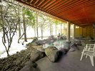 ◇天然の岩を配した自慢の“露天風呂”です