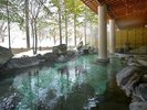 ◇天然の岩を配した自慢の“露天風呂”です