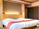 シモンズ製ベッド2台を設置した定員2名の和洋室です。ベッドの正面の壁面にテレビがございます