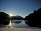 冬晴れが美しい朝の湯ノ湖