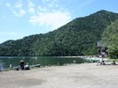マス釣りでにぎわう湯の湖