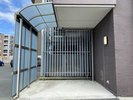 【ホテル裏手屋根付き駐輪場】