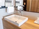 【禁煙】琉球畳の落ち着いた雰囲気とセミダブルベッドx2台でゆったり寛げる和洋室です。