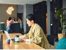 ロビーにあるコンセント付長いミーティングテーブル