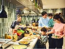 朝食ビュッフェのカウンター