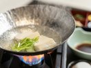 【ご朝食】湯豆腐/その他季節の干物と金目鯛のお造りなどを御膳にてお召し上がりいただけます。