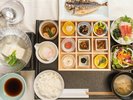 【ご朝食】季節の干物と金目鯛のお造りなどを御膳にてお召し上がりいただけます。