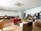 【レストラン】朝日の差し込む明るい店内